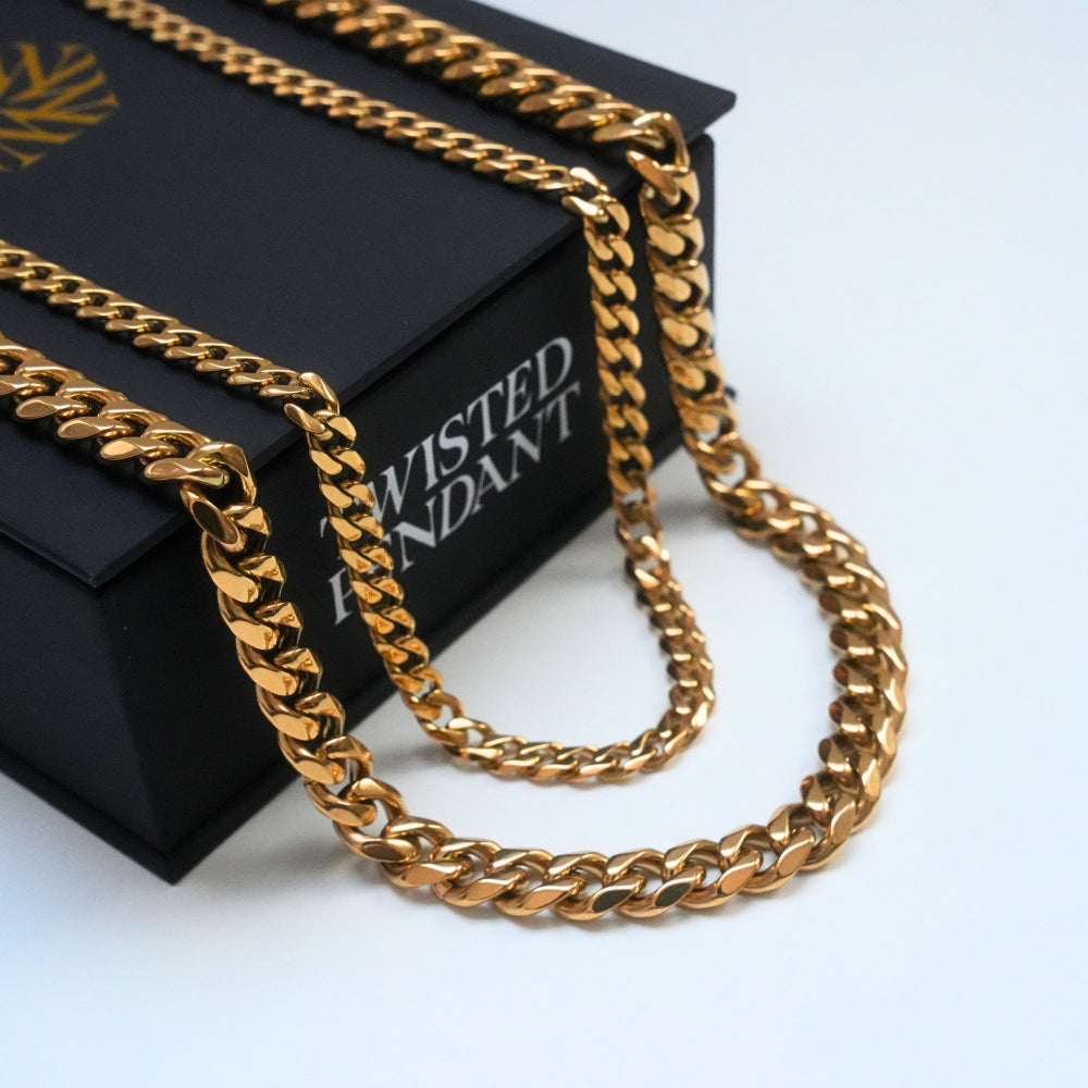 Gold chain necklace on a black box with 'Twisted Pandant' branding.